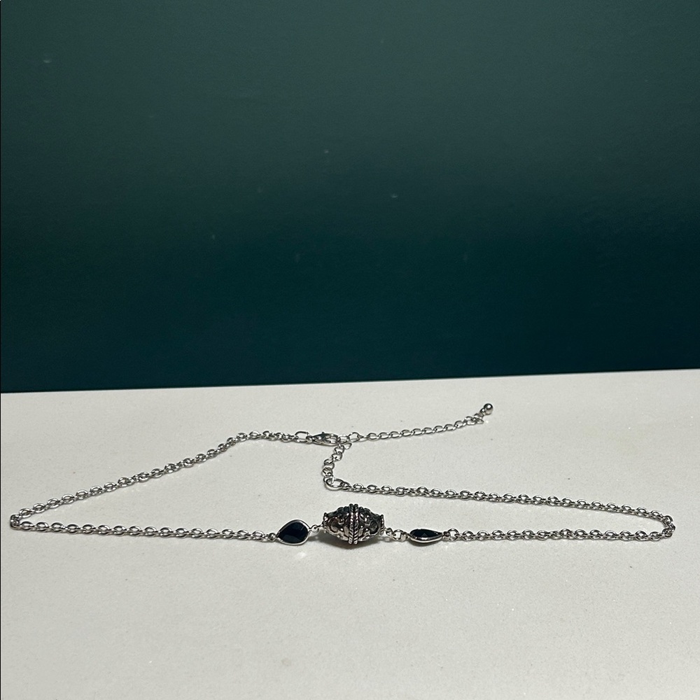 Elegant Silver Pendant Necklace - Picture 5 of 8